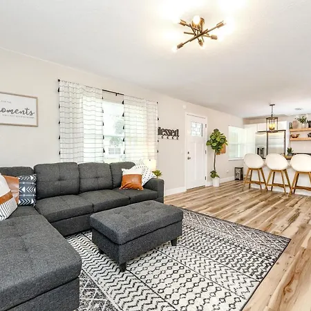 Modern Stay - Sleeps 7, 4 Beds - 8 Mins To Beach, 2 Mins To Downtown